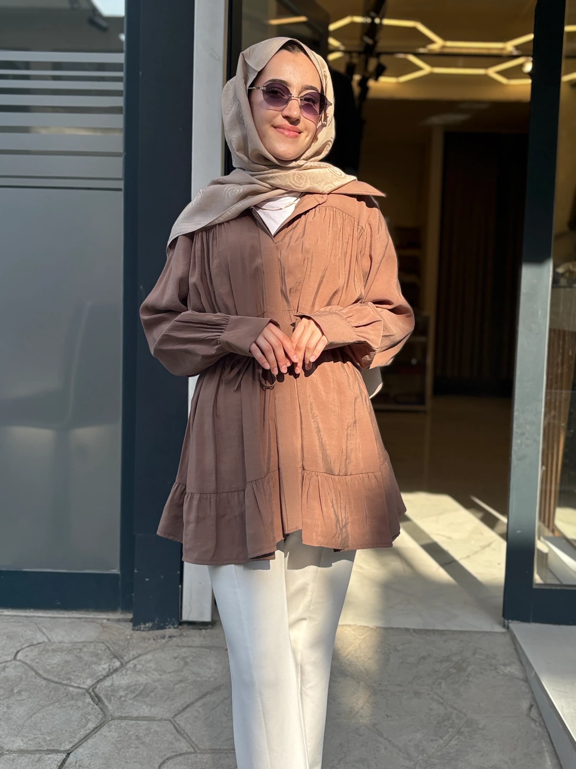 Beli Kuşaklı Fırfırlı Taba Gömlek